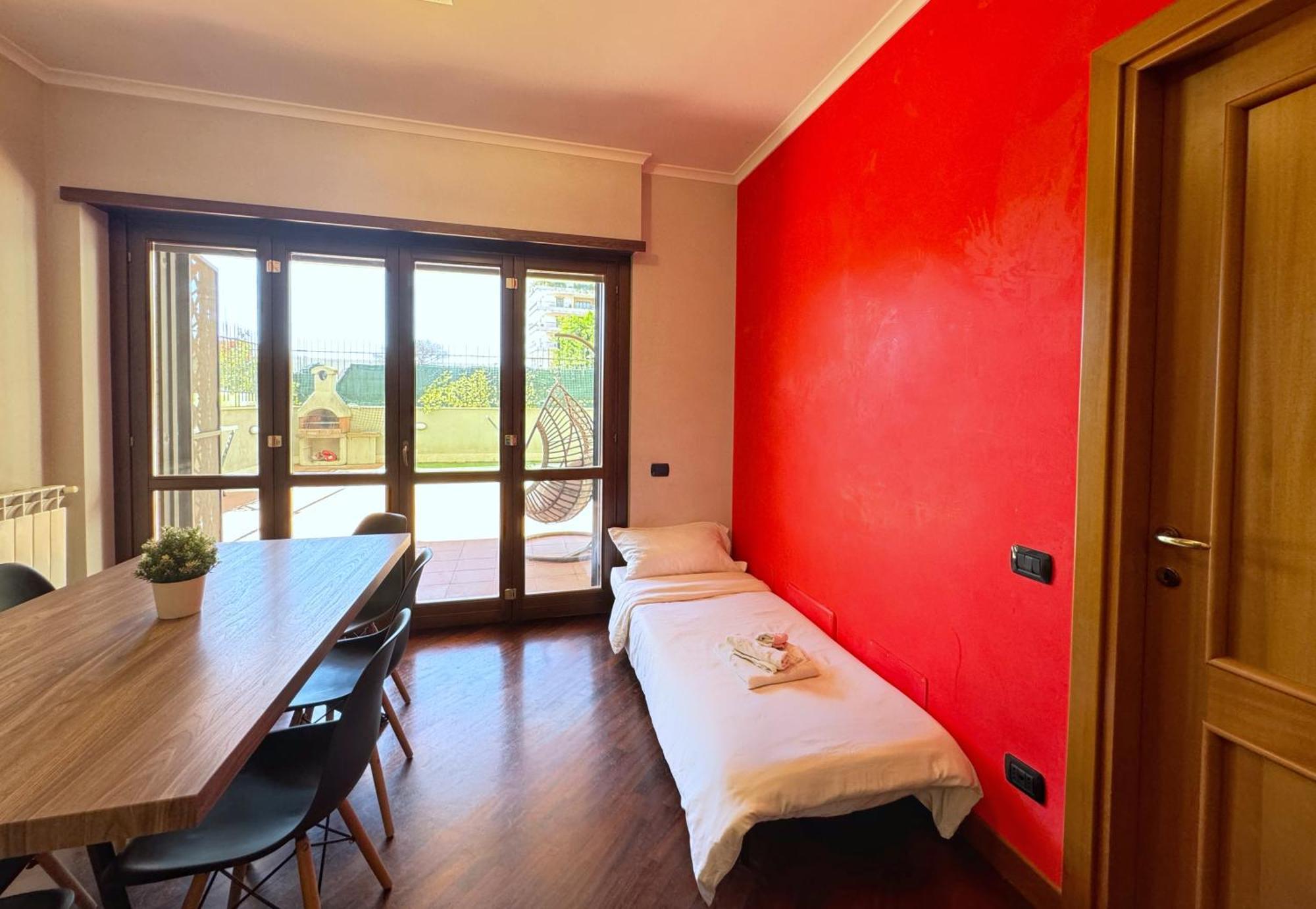 Sun Nest Apartment - Terrace & Garage 피우미치노 외부 사진